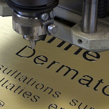 Gravure personnalisé à la cordonnerie des Sept Deniers